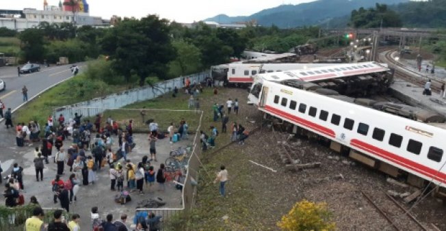 حادث انقلاب قطار شرق تايوان يودي بحياة 17 شخصا