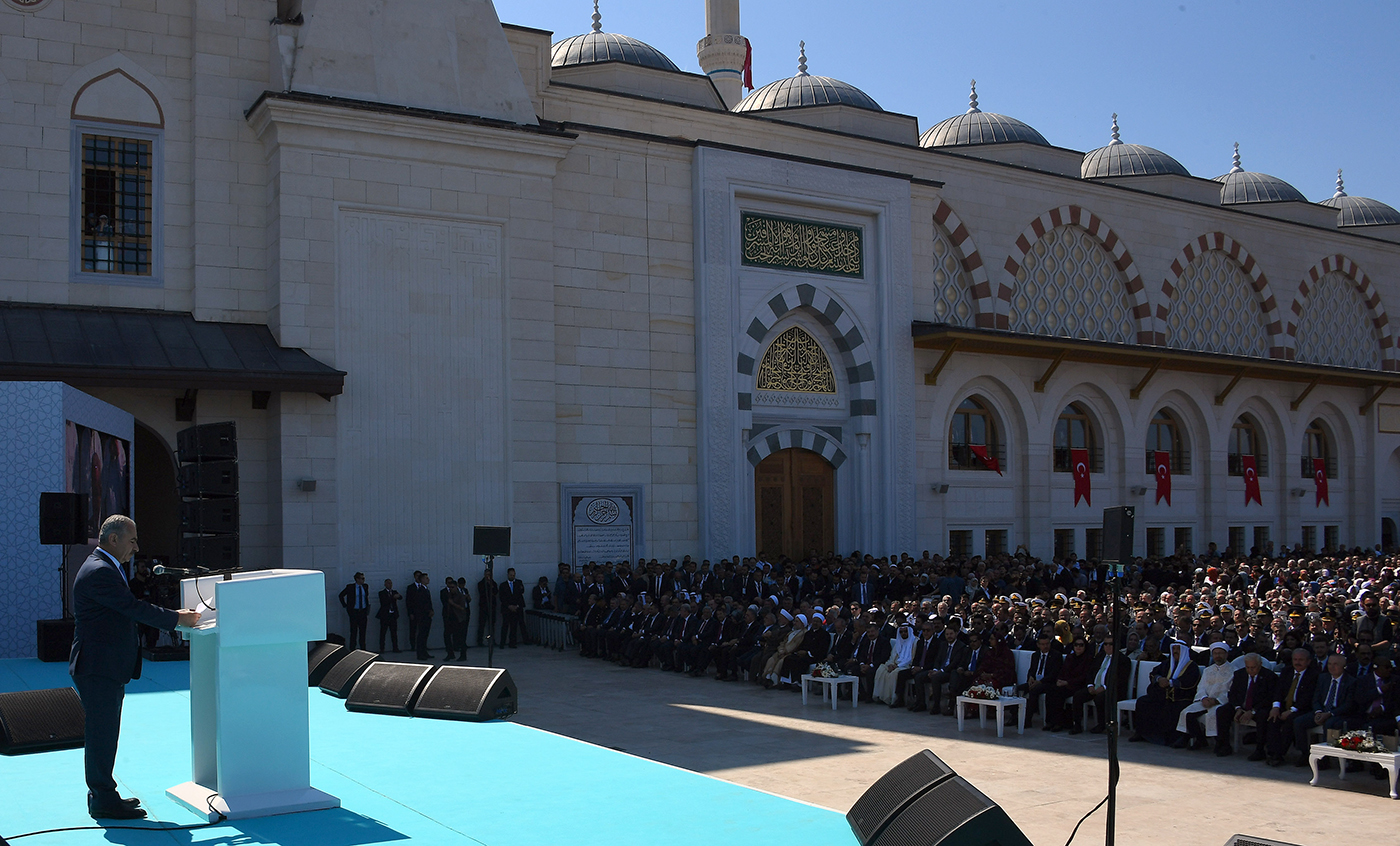 رئيس الوزراء محمد اشتية خلال مشاركته في افتتاح المسجد الاكبر بتركيا