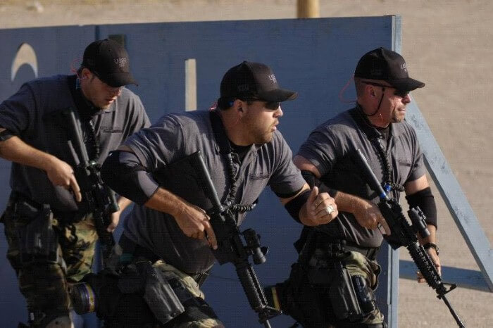 لماذا يرتدي حراس الأمن والحرس الشخصي نظارات سوداء P_5245b4na1