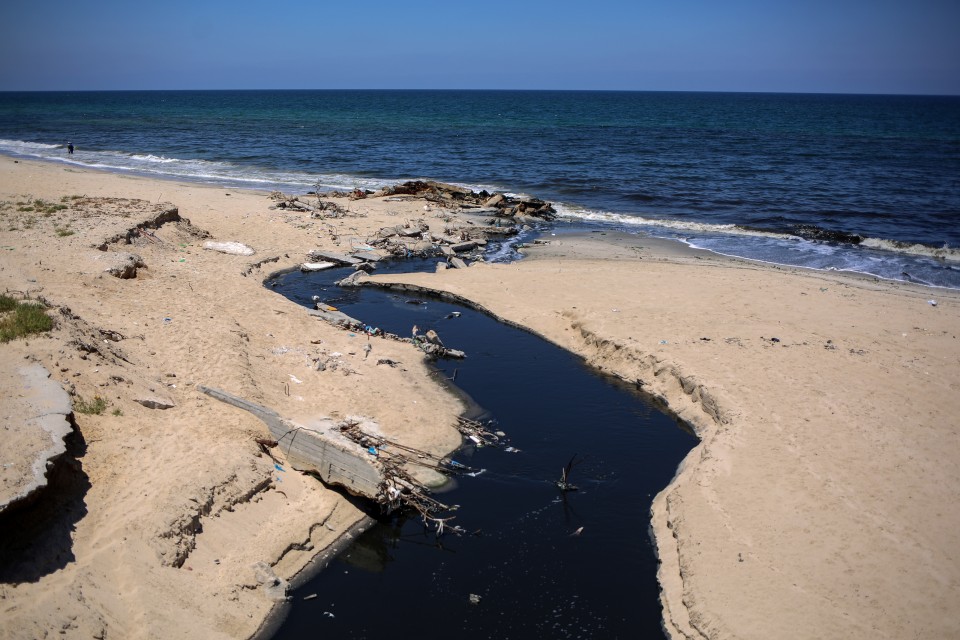 ضخ مياه عادمة على بحر غزة
