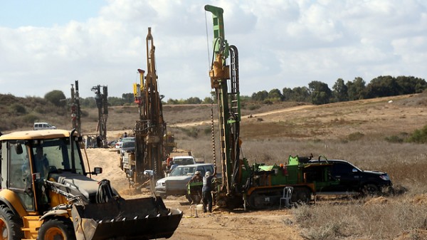 معدات للاحتلال على حدود غزة